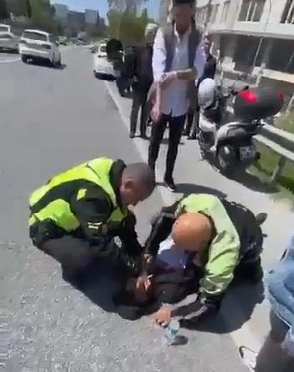 trafik-polisi-hayat-kurtardi-kalem-yardimiyla-ilk-mudahale-yapti-1652090421146.jpg Trafik polisi hayat kurtardı! Kalem yardımıyla ilk müdahale yaptı-2
