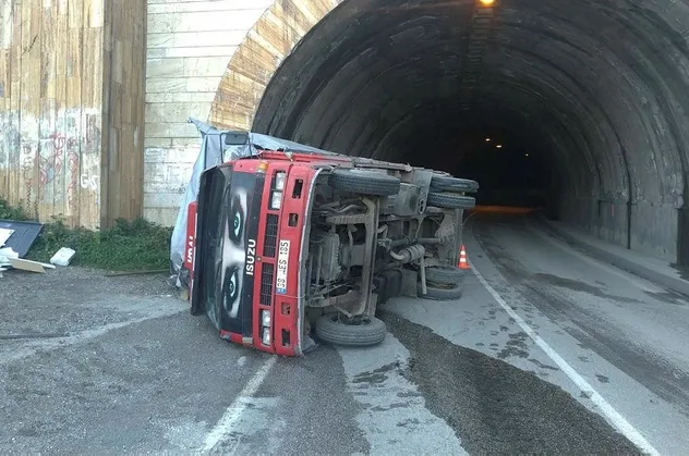 Kastamonu'da freni şişme yapan kamyon tünelde devrildi