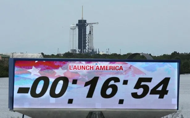 SpaceX'in ilk insanlı uzay mekiği denemesi hava koşulları nedeniyle ertelendi-4