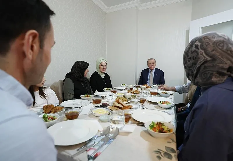 Başkan Recep Tayyip Erdoğan ve eşi Emine Erdoğan, Murat ve Alime Fidan'ın ailesini ziyaret ederek iftar sofrasına konuk oldu. (AA)