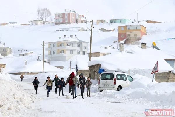 Kar kalınlığı 2 metreyi aştı! Van'ın köylerinde 'beyaz esaret' yaşanıyor - 27