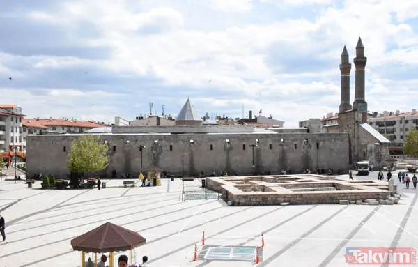 Sivas'ta Şifaiye Medresesi'nin restorasyonundan ana eyvan kemerinin taşları arasında inşaat malası unutuldu - 3