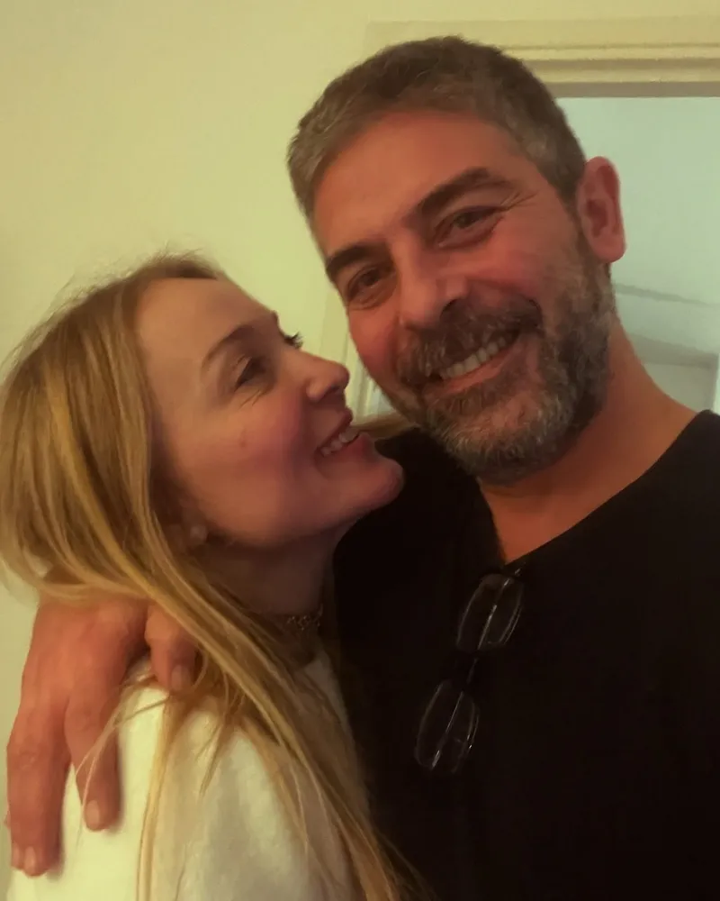 abinin-yildizi-sinan-tuzcu-ve-guzeller-guzeli-esinin-sessiz-rotasi-kaptan-nikahindan-aytmatovun-satirlarina-1772538443514.jpg A.B.İ.’nin yıldızı Sinan Tuzcu ve güzeller güzeli eşinin sessiz rotası: Kaptan nikahından Aytmatov’un satırlarına...-8