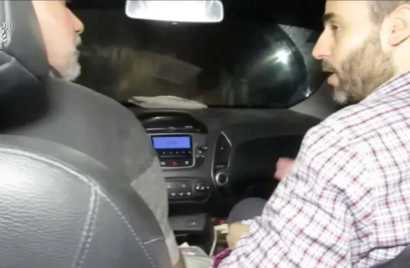 Muhammed Sinwar’ın İsrail-Gazze sınırına yakın Erez sınır kapısı yakınlarındaki bir tünelde otomobilde çekildiği iddia edilen görüntüsü, Takvim ekran görüntüsü