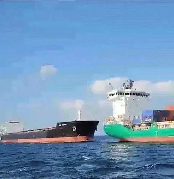 Ahırkapı açıklarında iki geminin çarpışması kamerada-1