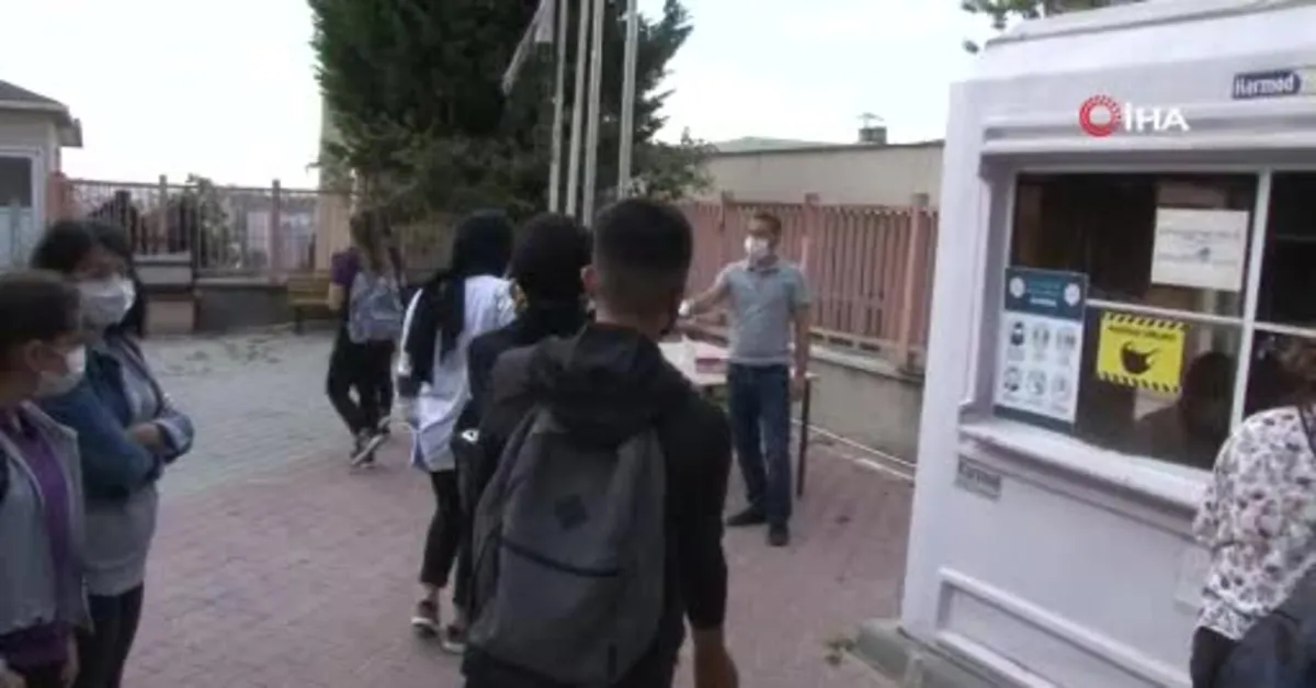 Okullarda yüz yüze eğitim başladı! Öğrenciler ateşleri ölçülerek okula alındı
