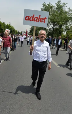 Gölgesi devekuşu olanın yanında yürüyenler