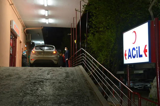 Defalarca bıçaklandı! Direksiyona geçip hastaneye gitti