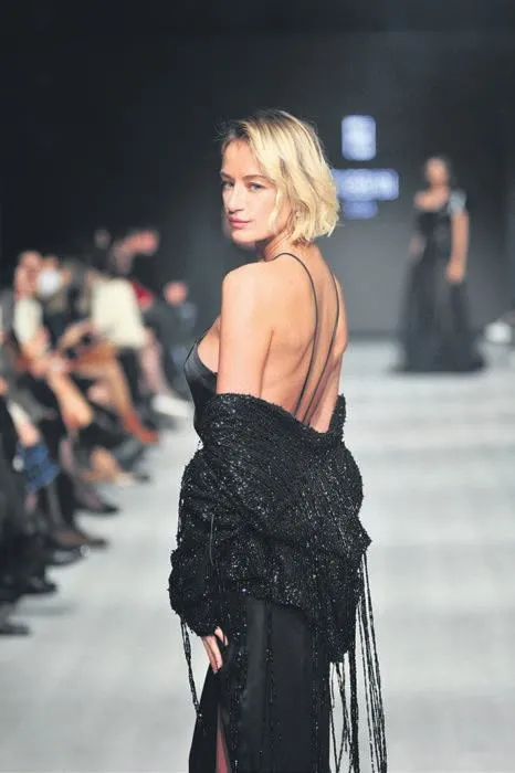 kar-istanbula-unlulerin-renkli-pozlari-sosyal-medyaya-dustu-burak-ozcivit-ve-fahriye-evcenden-damga-fotografla-1642966395819.jpeg Kar İstanbul'a ünlülerin renkli pozları sosyal medyaya düştü! Burak Özçivit ve Fahriye Evcen'den damga vuran fotoğraflar-14