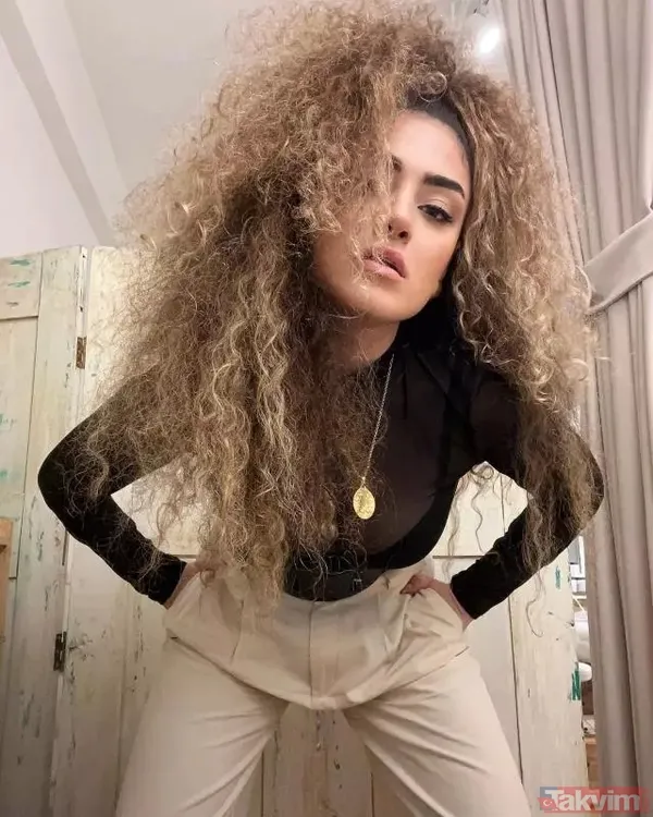 2003 senesinde Pera Güzel Sanatlar lisesi Müzik programında okumuştur. Lise eğitimi süresince keman, piyano ve şan eğitimleri alarak kendini geliştirmiştir....