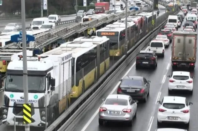 İstanbul'da toplu taşıma çilesi sürüyor! Bakırköy'de arızalanan metrobüs uzun kuyruklara neden oldu