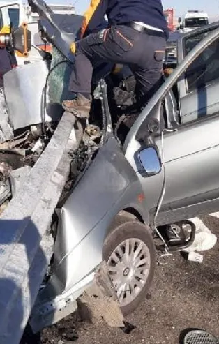 Niğde'de feci kaza! Otomobil refüje çarptı: 2 ölü