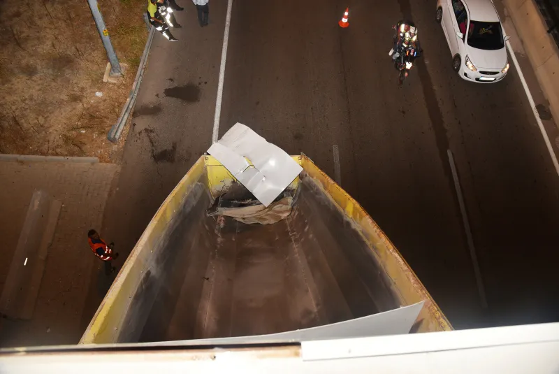 TIR'ın açılan damperi üst geçide çarptı - 1