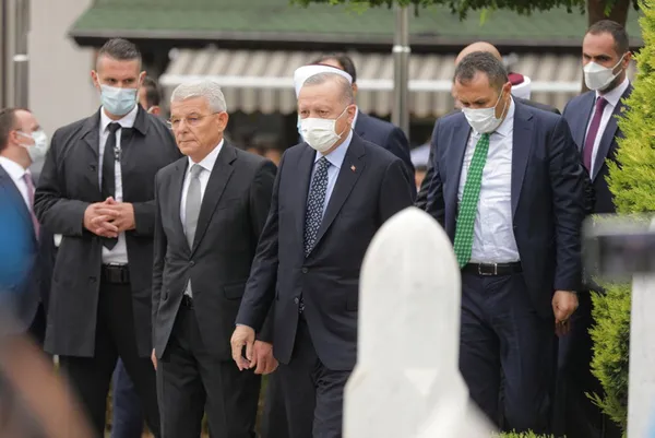 baskan-recep-tayyip-erdogan-bosna-hersekte-aliya-izzetbegovicin-kabrini-ziyaret-etti-1630062692068.jpg