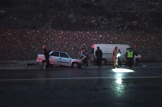 Adıyaman'da otomobille minibüs kafa kafaya çarpıştı