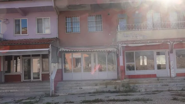 genelev-yikiminda-gerginlik-corumda-iki-kisi-ekipleri-engellemeye-calisti-1633082771052.jpg Genelev yıkımında gerginlik! Çorum'da iki kişi ekipleri engellemeye çalıştı-6