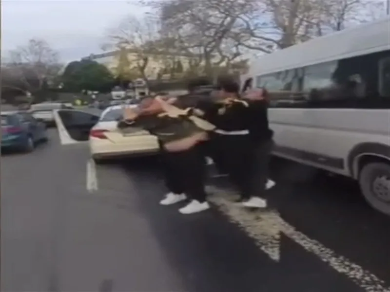 yer-sariyer-trafikte-tekme-tokat-kavga-o-anlar-kamerada-1765460948638.jpeg Sarıyer'de trafikte sürücülerin yol verme kavgası kamerada (Fotoğraf: DHA)