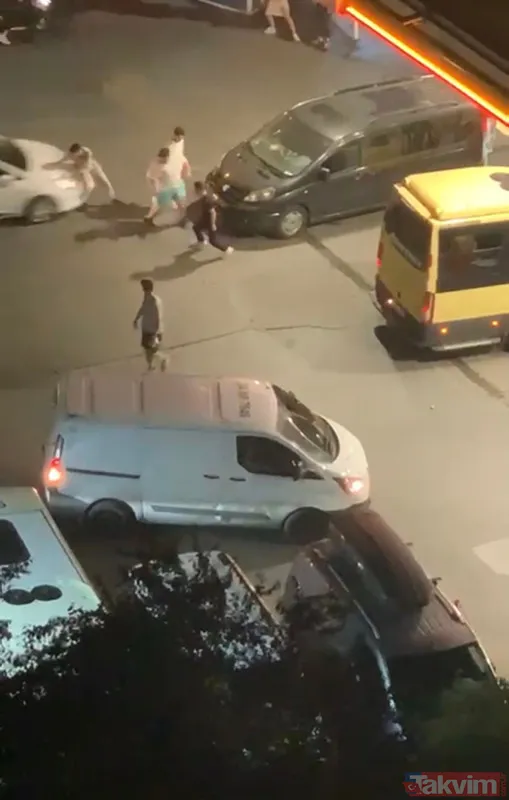 İstanbul'da şoka sokan anlar: Otomobili kavga ettiği kişilerin üzerine sürdü - 1