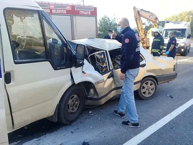 SON DAKİKA: Antalya'da otomobil ile ticari araç kafa kafaya çarpıştı: 2 ölü 1 yaralı-4
