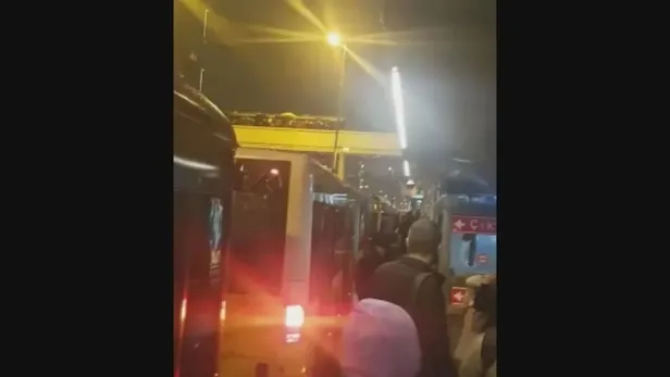 istanbulda-yine-metrobus-arizasi-cennet-mahallesinden-yenibosnaya-kadar-kuyruk-1639413866155.jpeg İstanbul'da yine metrobüs arızası! Cennet Mahallesi'nden Yenibosna'ya kadar kuyruk...-4