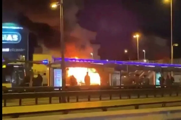 E-5’te servis minibüsü alev topuna döndü! Yanan araç nedeniyle trafikte yoğunluk oluştu