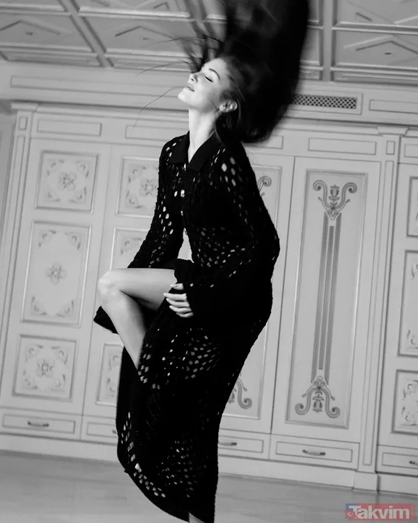 Hande Erçel yırtmaçta sınır tanımadı! İddialı elbisesiyle zor anlar yaşadı! “Bu kadar açık giyinmek zorunda mı Hande?” - 6