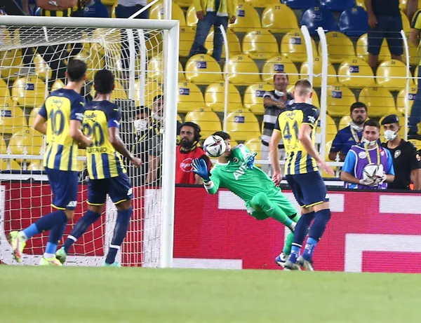 fenerbahce-antalyasporu-2-0la-gecti-son-dakikalar-nefes-kesti-1629666777852.jpg