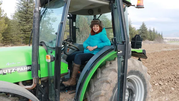 abdde-akademisyenligi-birakti-dr-aynur-ece-onur-burdurda-susuz-tarim-yapmaya-basladi-1616220459982.jpg ABD'de akademisyenliği bıraktı! Dr. Aynur Ece Onur Burdur'da susuz tarım yapmaya başladı-2