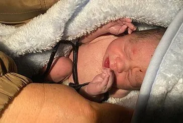 Anne jandarma aracında doğum yaptı