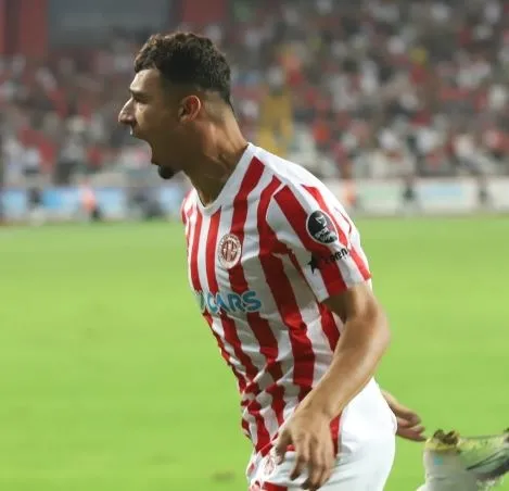 son-dakika-trabzonspor-antalyada-maglup-5-gol-yediler-1661028986783.jpg Son dakika: Trabzonspor Antalya'da mağlup! 5 gol yediler-5