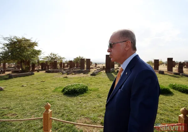Malazgirt Zaferi'nin 951. yıl dönümünde Ahlat'tan coşku dolu kareler! Başkan Erdoğan ve Devlet Bahçeli Selçuklu mezarını ziyaret etti - 31