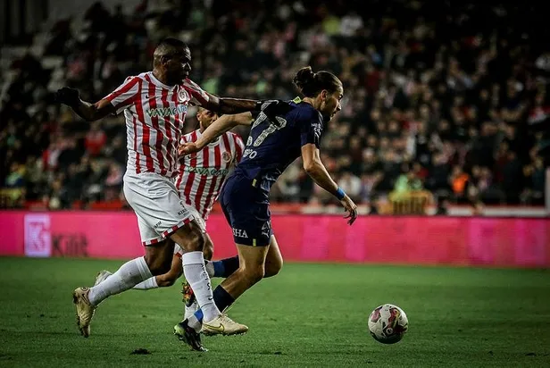 canli-anlatim-antalyaspor-fenerbahce-canli-anlatim-ilk-duduk-caldi-1672773100996.jpeg