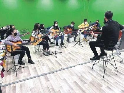 mardin-valisi-ve-buyuksehir-belediyesi-baskan-vekili-mahmut-demirtas-tarihi-binalari-yeniden-canlandiriyor-1650573548671.jpeg Mardin Valisi ve Büyükşehir Belediyesi Başkan Vekili Mahmut Demirtaş tarihi binaları yeniden canlandırıyor-10