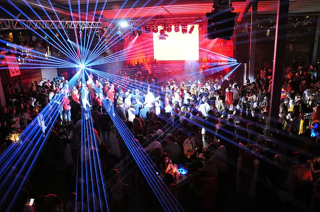 Avrupa'dan gelenler koronavirüs kuralına uymuyor! Gece kulüpleri tehlike saçıyor