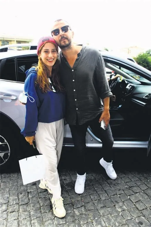 1631310613222.jpeg Hadise mavi elbisesi ile beğeni topladı! Gören dönüp bir daha baktı-3