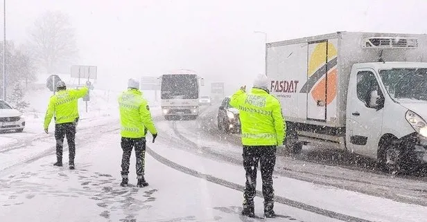 Bolu Dağı geçişinde kaza: Yoğun kar yağışı nedeniyle tır devrildi! Yol trafiğe kapandı