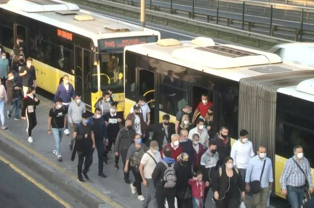 İstanbul'da metrobüsler yine tıklım tıklım! Sosyal mesafe yol sayıldı