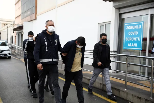 kiz-arkadasinin-evine-gitti-pencereden-dusup-oldu-kiz-arkadas-ablasi-ve-3-erkek-tutuklandi-1636017363133.jpg Kız arkadaşının evine gitti pencereden düşüp öldü! Kız arkadaş ablası ve 3 erkek tutuklandı-6