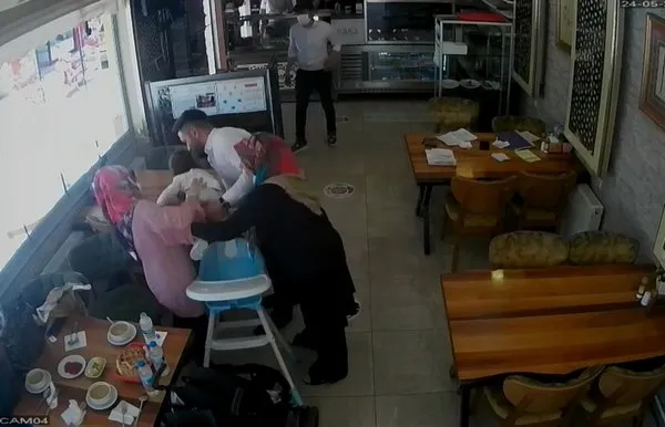 heimlich manevrasi nedir nasil yapilir bogazina ekmek takilan 2 yasindaki cocugu lokanta sahibi heimlich manevrasiyla kurtardi takvim heimlich manevrasi nedir nasil yapilir bogazina ekmek takilan 2 yasindaki cocugu lokanta sahibi heimlich manevrasiyla kurtardi takvim