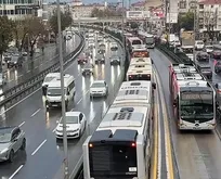 İstanbul’da trafik kilitlendi metrobüs yolda kaldı!