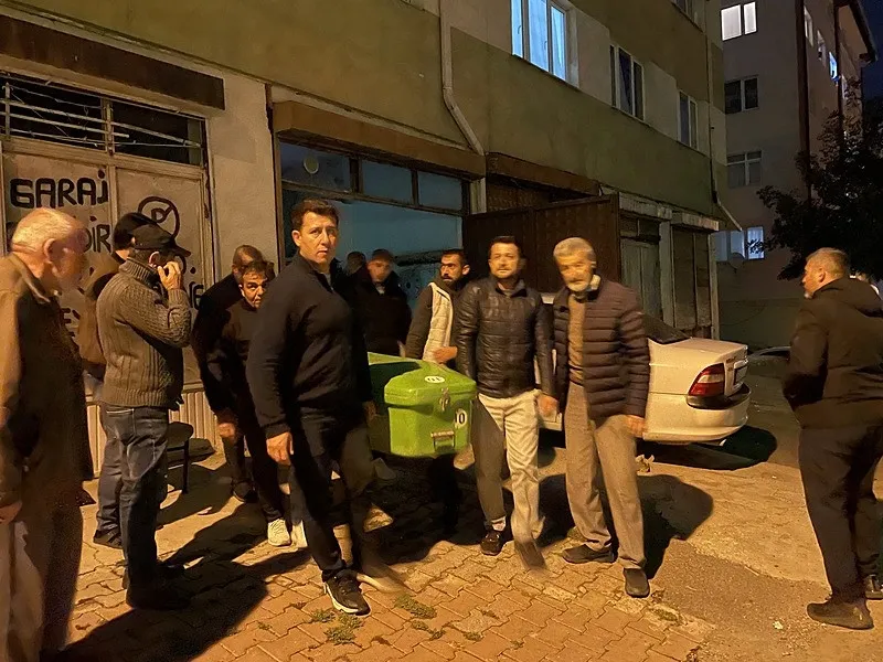 Sivas'ta tüyler ürperten olay! Garajda otomobilin içinde cansız bedeni bulundu (DHA)