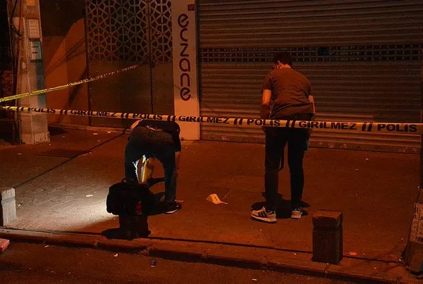 Son dakika: Beyoğlu'nda gece yarısı silahlı saldırı! 1 yaralı-2