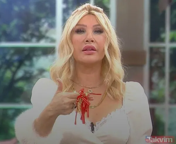 Burcu Özberk gömleğinin düğmelerini açtı sınırlarını zorladı! Göğüs dekoltesi ile dikkat çekti araç içindeki halleri çok konuşuldu - 24