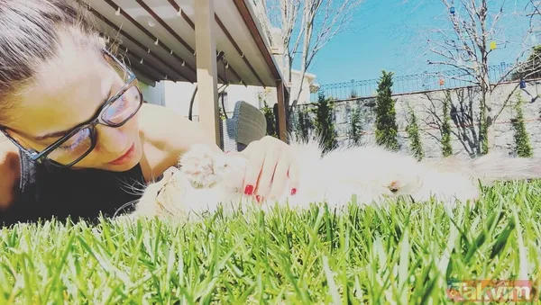 Demet Özdemir bahçenin ortasına sere serpe uzandı ortalık yıkıldı! Oğuzhan Koç’un müstakbel eşi “Isıracağım artık” deyip en cesur haliyle... - 16