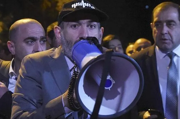 Soros medyasının inşa ettiği sahne tel tel dökülüyor! Paşinyan'ın fişini çektiler