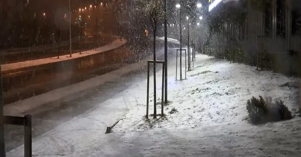 İstanbul sokakları beyaza büründü! Yoğun kar yağışı sürücülere zor anlar yaşattı