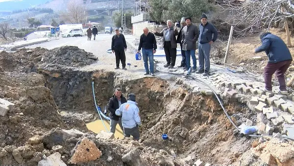 fay-hatti-uzerine-kurulu-olan-koy-yok-oldu-200-evden-10u-ayakta-1676964777815.jpg Fay hattı üzerine kurulu olan köy yerle bir oldu! 200 evden sadece 10'u ayakta-2