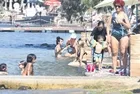 Tuba Büyüküstün'ün Bodrum tatili devam ediyor: Denizde döke saça mısır yedi