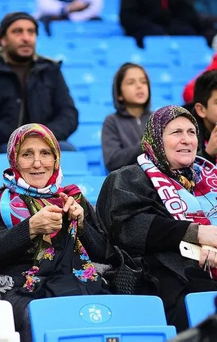 Maçta dua edip oya işlediler