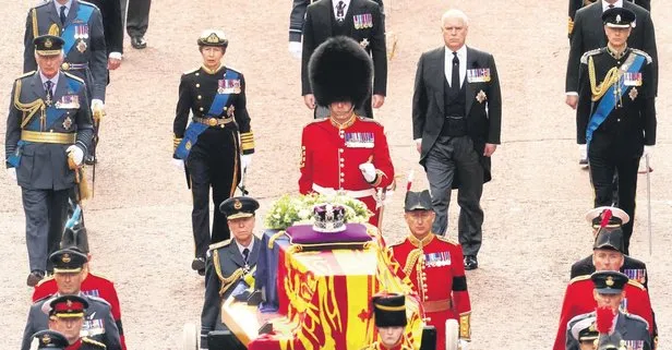 Kraliçe II. Elizabeth son yolculuğuna meşe ağacı ve kurşunda kaplı özel tabut ile uğurlandı